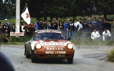 Patrick Snijers - Dany Colebunders
13º Lotto Haspengouwrally 1984. Porsche 911 SC RS (UL 212). Abandonó por motor y posterior incendio del mismo en SS21 Gingelom de 11.69 km.

Del 1 al 3 de Junio, Landen, Belgica.
Superficie: asfalto - tierra.

La prueba constaba de 394.49 km divididos en 3 etapas y 34 tramos especiales.

Tomaron la salida 90 eqquipos, finalizaron 41.

© Herman Sels
@
Palabras clave: Haspengouwrally;Porsche;Grupo_B;1984