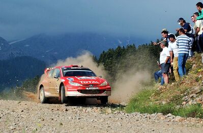 Richard Burns - Robert Reid
50º Golden Acropolis Rally 2003. Peugeot 206 WRC (810 NVT 75). Clasificado 4º.

Del 5 al 8 de Junio, Lamia, Grecia.
Superficie: tierra.

El Rally tenia un total de 1,441.37 Km de los que 399.49 Km divididos en 22 tramos eran especiales (una de ellas fue cancelada SS8 Lilea - Parnassos 1 de 2,43 Km).

Se inscribieron 90 equipos, tomaron la salida 82, finalizaron 37.@
Palabras clave: Richard_Burns;Peugeot;WRC;Acropolis;Grecia;2003