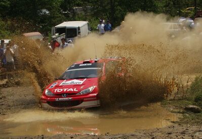 Richard Burns - Robert Reid
50º Golden Acropolis Rally 2003. Peugeot 206 WRC (810 NVT 75). Clasificado 4º.

Del 5 al 8 de Junio, Lamia, Grecia.
Superficie: tierra.

El Rally tenia un total de 1,441.37 Km de los que 399.49 Km divididos en 22 tramos eran especiales (una de ellas fue cancelada SS8 Lilea - Parnassos 1 de 2,43 Km).

Se inscribieron 90 equipos, tomaron la salida 82, finalizaron 37.@
Palabras clave: Richard_Burns;Peugeot;WRC;Acropolis;Grecia;2003