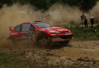 Richard Burns - Robert Reid
50º Golden Acropolis Rally 2003. Peugeot 206 WRC (810 NVT 75). Clasificado 4º.

Del 5 al 8 de Junio, Lamia, Grecia.
Superficie: tierra.

El Rally tenia un total de 1,441.37 Km de los que 399.49 Km divididos en 22 tramos eran especiales (una de ellas fue cancelada SS8 Lilea - Parnassos 1 de 2,43 Km).

Se inscribieron 90 equipos, tomaron la salida 82, finalizaron 37.@
Palabras clave: Richard_Burns;Peugeot;WRC;Acropolis;Grecia;2003