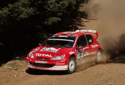 Richard Burns - Robert Reid
50º Golden Acropolis Rally 2003. Peugeot 206 WRC (810 NVT 75). Clasificado 4º.

Del 5 al 8 de Junio, Lamia, Grecia.
Superficie: tierra.

El Rally tenia un total de 1,441.37 Km de los que 399.49 Km divididos en 22 tramos eran especiales (una de ellas fue cancelada SS8 Lilea - Parnassos 1 de 2,43 Km).

Se inscribieron 90 equipos, tomaron la salida 82, finalizaron 37.@
Palabras clave: Richard_Burns;Peugeot;WRC;Acropolis;Grecia;2003