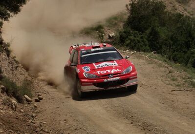 Richard Burns - Robert Reid
50º Golden Acropolis Rally 2003. Peugeot 206 WRC (810 NVT 75). Clasificado 4º.

Del 5 al 8 de Junio, Lamia, Grecia.
Superficie: tierra.

El Rally tenia un total de 1,441.37 Km de los que 399.49 Km divididos en 22 tramos eran especiales (una de ellas fue cancelada SS8 Lilea - Parnassos 1 de 2,43 Km).

Se inscribieron 90 equipos, tomaron la salida 82, finalizaron 37.@
Palabras clave: Richard_Burns;Peugeot;WRC;Acropolis;Grecia;2003