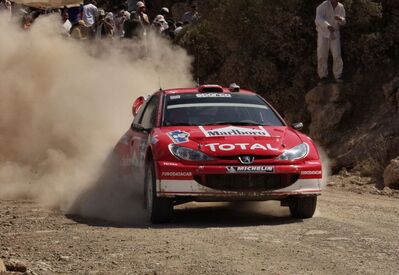 Richard Burns - Robert Reid
50º Golden Acropolis Rally 2003. Peugeot 206 WRC (810 NVT 75). Clasificado 4º.

Del 5 al 8 de Junio, Lamia, Grecia.
Superficie: tierra.

El Rally tenia un total de 1,441.37 Km de los que 399.49 Km divididos en 22 tramos eran especiales (una de ellas fue cancelada SS8 Lilea - Parnassos 1 de 2,43 Km).

Se inscribieron 90 equipos, tomaron la salida 82, finalizaron 37.@
Palabras clave: Richard_Burns;Peugeot;WRC;Acropolis;Grecia;2003