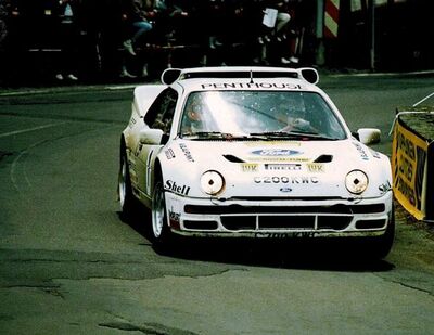 Marc Surer - Michel Wyder
35º ADAC Rallye Hessen 1986. Ford RS200.

El 31-Mayo-1986
El piloto Suizo de F1 Marc Surer, cuando estaba luchando con Michèle Mouton (Peugeot 205 T16) para el liderato de la carrera, perdió el control de su Ford RS200 en una curva a derechas muy muy rápida.

Marc sufrió heridas graves y quemaduras de la que finalmente hizo una buena recuperación, desafortunadamente su copiloto Michel Wyder perdió la vida en el accidente.

En una entrevista años mas tarde sobre el accidente, comentó:
"Me rompí­ 17 huesos, las dos caderas, la pelvis, el hombro, los pies por tercera vez, uno de ellos atrapado entre los pedales, totalmente vuelto del revés y perdí­ musculos alrededor, hasta el punto de que los médicos me lo querí­an amputar, pero mi madre se negó.
Tuve quemaduras, habí­a inhalado mucho humo, mis pulmones estaban llenos de agua, era lo mas peligroso.
Habí­a perdido mucha sangre internamente. Me tuvieron que hacer 72 transfusiones, como estaba tan al lí­mite, no podí­an operarme y me tuvieron en coma tres semanasâ".

Cuando despertó preguntaba por su amigo, pero nadie querí­a comunicarle que habí­a fallecido instantáneamente en el accidente.
A Surer le atormentaba que un error suyo hubiera provocado su fallecimiento.
"Me dijeron que habí­a golpeado algo antes del accidente, habí­a pasado junto a una granja y habí­a un bordillo, (tapado), con unas flores. Le pregunte a Pirelli (era probador de dicha marca de neumáticos), por si la rueda estaba dañada. Lo estaba, se habí­a quemado y la llanta estaba tocada, habí­a perdido aire".
Surer pasó seis meses en el hospital y un año en recuperación.

18 meses después volvió a probar un Fòrmula 1, comprendió que su cuerpo ya no estaba preparado para soportar el esfuerzo necesario para pilotar un monoplaza.
Se convirtio en instructor de pilotaje y comentarista televisivo.

Aprovecho también para recordar que en el 35º Circuit de Ardennes 1985 el Porsche 911 SC RS de Jean-Louis Dumont - Georges Biar sufrió un fatal accidente en que el copiloto Georges Biar no estaba herido de gravedad, pero Jean Louis tenia que ser evacuado en helicóòptero y horas después fallecí­a.
Hay otra versión en la que se dice que Jean-Louis falleció en el acto y al que trasladaron en helicóptero en estado grave fue su copiloto Georges Biar, sea cual sea la versión...... Jean-Louis perdió la vida en ella.

Nombro este segundo accidente porque siempre que se recuerdan los accidentes que provocaron la cancelación del grupo B, se hace referencia al de Attilio Bettega, al de Joaquim Santos en Portugal y al de Henri Toivonen y Sergio Cresto en Córcega.
Nadie nunca recuerda al malogrado Michel Wyder ni a Jean-Louis Dumont, aún produciéndose el de Michel Wyder pocos dí­as después del de Henri Toivonen y Sergio Cresto.
Desde aquí­, nuestro respeto y recuerdo a todos ellos (D.E.P. / R.I.P.)

@
Palabras clave: Marc_Surer;Ford;RS200;Grupo_B;1986;Crash;Fatal_accidente;Mortal