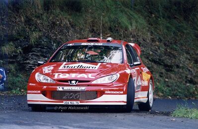 Gilles Panizzi - Hervé Panizzi
45º Rallye Sanremo - Rallye d'Italia 2003. Peugeot 206 WRC (206 NLL 75). Clasificado 2º.

Del 3 al 5 de Octubre, Sanremo.
Superficie: asfalto.

El Rally tenia un total de 1375.86 km de los que 387.36 km divididos en 3 etapas y 14 tramos eran especiales.

Tomaron la salida 54 equipos, finalizaron 36.

© Piotr Malczewski
@
Palabras clave: Gilles_Panizzi;Peugeot;WRC;Sanremo;2003