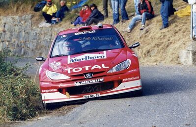 Gilles Panizzi - Hervé Panizzi
45º Rallye Sanremo - Rallye d'Italia 2003. Peugeot 206 WRC (206 NLL 75). Clasificado 2º.

Del 3 al 5 de Octubre, Sanremo.
Superficie: asfalto.

El Rally tenia un total de 1375.86 km de los que 387.36 km divididos en 3 etapas y 14 tramos eran especiales.

Tomaron la salida 54 equipos, finalizaron 36.

© Piotr Malczewski
@
Palabras clave: Gilles_Panizzi;Peugeot;WRC;Sanremo;2003