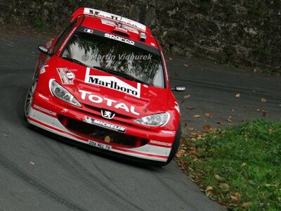 Gilles Panizzi - Hervé Panizzi
45º Rallye Sanremo - Rallye d'Italia 2003. Peugeot 206 WRC (206 NLL 75). Clasificado 2º.

Del 3 al 5 de Octubre, Sanremo.
Superficie: asfalto.

El Rally tenia un total de 1375.86 km de los que 387.36 km divididos en 3 etapas y 14 tramos eran especiales.

Tomaron la salida 54 equipos, finalizaron 36.

© Martin Vidourek
@
Palabras clave: Gilles_Panizzi;Peugeot;WRC;Sanremo;2003