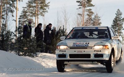 40º Internacional Suecia Rally 1991. Mazda 323 GTX (JYS 156). Clasificado 4º.

Del 16 al 18 de Febrero, Karlstad, Suecia.
Superficie: nieve - nieve.

El Rally tenia un total de 1475.10 km de los que 519.90 km divididos en 29 tramos eran especiales.

Se inscribieron 108 equipos, tomaron la salida 108, finalizaron 74.

© Filip Van Den Bogaert
@
Palabras clave: Ingvar_Carlsson;Mazda;GTX;Suecia;1991;Nieve