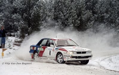Timo Salonen - Voitto Silander
40º Internacional Suecia Rally 1991. Mitsubishi Galant VR-4 (H996 HVW). Abandonó por accidente en SS11 Skog de 16.78 km

Del 16 al 18 de Febrero, Karlstad, Suecia.
Superficie: nieve - nieve.

El Rally tenia un total de 1475.10 km de los que 519.90 km divididos en 29 tramos eran especiales.

Se inscribieron 108 equipos, tomaron la salida 108, finalizaron 74.

© Filip Van Den Bogaert
@
Palabras clave: Timo_Salonen;Mitsubishi;Galant;VR-4;Suecia;1991;Nieve