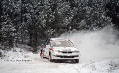 Timo Salonen - Voitto Silander
40º Internacional Suecia Rally 1991. Mitsubishi Galant VR-4 (H996 HVW). Abandonó por accidente en SS11 Skog de 16.78 km

Del 16 al 18 de Febrero, Karlstad, Suecia.
Superficie: nieve - nieve.

El Rally tenia un total de 1475.10 km de los que 519.90 km divididos en 29 tramos eran especiales.

Se inscribieron 108 equipos, tomaron la salida 108, finalizaron 74.

© Filip Van Den Bogaert
@
Palabras clave: Timo_Salonen;Mitsubishi;Galant;VR-4;Suecia;1991;Nieve