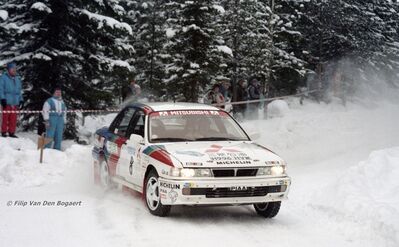 Timo Salonen - Voitto Silander
40º Internacional Suecia Rally 1991. Mitsubishi Galant VR-4 (H996 HVW). Abandonó por accidente en SS11 Skog de 16.78 km

Del 16 al 18 de Febrero, Karlstad, Suecia.
Superficie: nieve - nieve.

El Rally tenia un total de 1475.10 km de los que 519.90 km divididos en 29 tramos eran especiales.

Se inscribieron 108 equipos, tomaron la salida 108, finalizaron 74.

© Filip Van Den Bogaert
@
Palabras clave: Timo_Salonen;Mitsubishi;Galant;VR-4;Suecia;1991;Nieve