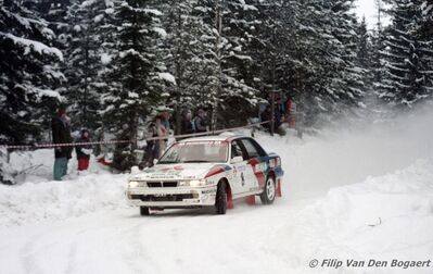 Timo Salonen - Voitto Silander
40º Internacional Suecia Rally 1991. Mitsubishi Galant VR-4 (H996 HVW). Abandonó por accidente en SS11 Skog de 16.78 km

Del 16 al 18 de Febrero, Karlstad, Suecia.
Superficie: nieve - nieve.

El Rally tenia un total de 1475.10 km de los que 519.90 km divididos en 29 tramos eran especiales.

Se inscribieron 108 equipos, tomaron la salida 108, finalizaron 74.

© Filip Van Den Bogaert
@
Palabras clave: Timo_Salonen;Mitsubishi;Galant;VR-4;Suecia;1991;Nieve