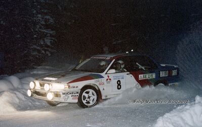 Timo Salonen - Voitto Silander
40º Internacional Suecia Rally 1991. Mitsubishi Galant VR-4 (H996 HVW). Abandonó por accidente en SS11 Skog de 16.78 km

Del 16 al 18 de Febrero, Karlstad, Suecia.
Superficie: nieve - nieve.

El Rally tenia un total de 1475.10 km de los que 519.90 km divididos en 29 tramos eran especiales.

Se inscribieron 108 equipos, tomaron la salida 108, finalizaron 74.

© Filip Van Den Bogaert
@
Palabras clave: Timo_Salonen;Mitsubishi;Galant;VR-4;Suecia;1991;Nieve