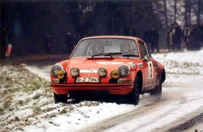 Björn Waldegård - Lars Nyström
20º Daily Mirror RAC Rally 1971. Porsche 911 S (S-Z 7941). Clasificado 2º.

Del 20 al 25 de Noviembre, Harrogate.
Superficie: tierra - nieve

El Rally tenia un total de 646.90 km cronometrados divididos en 77 tramos especiales (13 de ellos fueron cancelados, SS11
Kilburn de 3.22 km, SS12 Boltby de 6.44 km, SS23 Redesdale de 3.22, SS27 Glendevon de 3.22 km, SS28 Blackcraig de 16.09 km, SS32 Clashindarrich de 13.68 km, SS33 Bin de 6.44 km, SS35
Glen Errochty de 12.87 km, SS36 Ladywell de 4.02 km, SS37 Craigvinean de 11.26 km, SS38 Achray de 12.07, SS39 Loch Ard de 8.05 km, SS51 Speed Merchants de 4.83 km)

Tomaron la salida 231 equipos, finalizaron 104.
@
Palabras clave: ;Porsche;Gran_Bretaña;1971;Daily_Mirror;Inglaterra