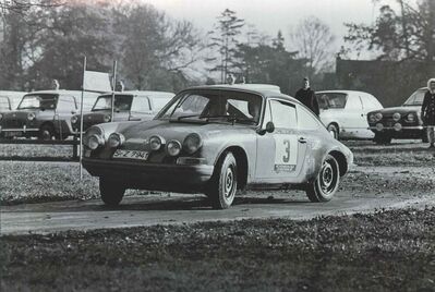 Björn Waldegård - Lars Nyström
20º Daily Mirror RAC Rally 1971. Porsche 911 S (S-Z 7941). Clasificado 2º.

Del 20 al 25 de Noviembre, Harrogate.
Superficie: tierra - nieve

El Rally tenia un total de 646.90 km cronometrados divididos en 77 tramos especiales (13 de ellos fueron cancelados, SS11
Kilburn de 3.22 km, SS12 Boltby de 6.44 km, SS23 Redesdale de 3.22, SS27 Glendevon de 3.22 km, SS28 Blackcraig de 16.09 km, SS32 Clashindarrich de 13.68 km, SS33 Bin de 6.44 km, SS35
Glen Errochty de 12.87 km, SS36 Ladywell de 4.02 km, SS37 Craigvinean de 11.26 km, SS38 Achray de 12.07, SS39 Loch Ard de 8.05 km, SS51 Speed Merchants de 4.83 km)

Tomaron la salida 231 equipos, finalizaron 104.
@
Palabras clave: ;Porsche;Gran_Bretaña;1971;Daily_Mirror;Inglaterra
