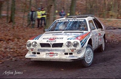 Henri Toivonen - Neil Wilson
34º Lombard RAC Rally 1985. Lancia Delta S4 (A6 37353). Clasificado 1º.

Debut con victoria en el Mundial de Rallyes del Lancia Delta S4.

Del 24 al 28 de Noviembre, Nottingham, Inglaterra.
Superficie: tierra.

El Rally tenia un total de 3507 km de los que 896.98 km divididos en 65 tramos eran especiales, (2 de ellas fueron canceladas, SS43 Kielder Forest - Ogre Hill de 12,02 Km y SS64 Nuss de 8,79 Km).

Tomaron la salida 155 equipos, finalizaron 62.

© Arfon Jones
@
Palabras clave: Henri_Toivonen;Lancia;Delta;Grupo_B;Gran_Bretaña;1985;RAC_Rally