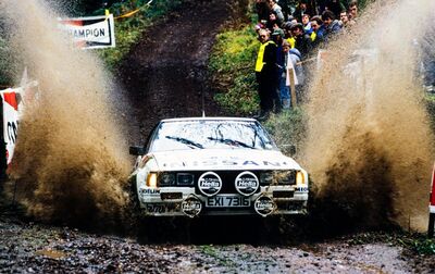 Terry Kaby - Kevin Gormley
34º Lombard RAC Rally 1985. Nissan 240RS (EXI 7316). Clasificado 7º.

Del 24 al 28 de Noviembre, Nottingham, Inglaterra.
Superficie: tierra.

El Rally tenia un total de 3507 km de los que 896.98 km divididos en 65 tramos eran especiales, (2 de ellas fueron canceladas, SS43 Kielder Forest - Ogre Hill de 12,02 Km y SS64 Nuss de 8,79 Km).

Tomaron la salida 155 equipos, finalizaron 62.@
Palabras clave: Terry_Kaby;Nissan;Grupo_B;Gran_Bretaña;1985