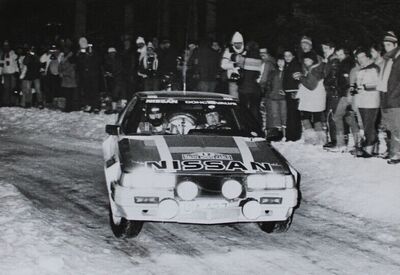Timo Salonen - Seppo Harjanne
51º Rallye Automobile de Monte-Carlo 1983. Nissan 240RS (UIA 4276). Clasificado 14º.

Del 22 al 28 de Enero, Monte-Carlo.
Superficie: asfalto - nieve.

RMC clasificó a todos los equipos que terminaron el "Parcours Commun" (después de SS21).
De los 150 equipos, solo los 100 mejores pudieron competir en el último tramo "Parcours Final".
Los equipos que no completaron todas las etapas recibieron tiempos de penalización, incluso para aquellos que no terminaron el último tramo.
86 equipos completaron todo el rally, dos fueron descalificados.

El Rally tenia un total de 4197 km de los que 709 km divididos en 31 tramos eran especiales, (2 de ellas fue canceladas SS6 Pont des Miolans de 22 Km y SS15 St Jeans en Royans de 38 Km).

Se inscribieron 263 equipos, tomaron la salida 250, finalizaron 149.
@
Palabras clave: Timo_Salonen;Seppo_Harjanne;Nissan;Grupo_B;Montecarlo;1983