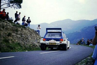 Malcolm Wilson - Nigel Harris
30º Tour de Corse - Rallye de France 1986. MG Metro 6R4 (C96 KOG). Abandonó por fuego en el motor en SS10 Pont d'Altiani - Ponte Sainte Laurent de 56.01 Km.

Todo el Equipo Martini Lancia abandona el Rallye a causa del fatal accidente de Henri Toivonen junto a su copiloto Sergio Cresto el 02-Mayo-1986.
D.E.P / R.I.P.

Del 1 al 3 de Mayo, Ajaccio, Córcega, Francia.
Superficie: asfalto.
El Rally tenia un total de 1551.00 km de los que 1122.34 km divididos en 30 tramos eran especiales. (4 de ellos fueron cancelados. SS12 Figarella - Cardo de 15.75 Km, SS18 Corte - Taverna de 26.84 Km, SS19 Moltifao - Speloncato de 38.16 Km y SS20 Corbara - Calenzana de 23.69 Km. Los 3 últimos por el fatal accidente de Henri y Sergio).
Tomaron la salida 122 equipos, finalizaron 31.

En esta edición habí­an 5 tramos de 50 o mas Km cronometrados, SS7 Cozzano - Col de la Serra de 50.84, SS8 Muracciole - Abbazia de 50.00, SS10 Pont d'Altiani - Pont St Laurent de 56.01, SS14 Prunelli - San Pancrazio de 55.67 y SS17 Campe Militaire - Corte de 58.14. Uno de mas de 70 km, SS23 Saint Roch - Suaricchio de 78.19, y otro, el último, SS30 Liamone - Suaricchio de 83.16 Km.

Aquí dejo los kilómetros de cada uno de los 30 tramos del Rally:

1ª ETAPA (01-Mayo-1986)
SS1 Verghia - Pont de la Masina de 38.09 km
SS2 Sainte Marie Sicche - Moca 1 de 23.96 km
SS3 Petreto - Aullene 1 de 20.03 km
SS4 Zerubia - Santa Giulia de 30.60 km
SS5 Sartene - Zonza de 44.23 km
SS6 Aullene - Zicavo de 25.59 km
SS7 Cozzano - Col de la Serra de 50.84 km
SS8 Muracciole - Abbazia de 50.00 km
SS9 Campo al Quarcio - Ponte de Noceta de 33.77 km
SS10 Pont d'Altiani - Pont St Laurent de 56.01 km
SS11 Ponte Rosso - Borgo de 42.29 km

TOTAL ETAPA 415.41 km

2ª ETAPA (02 Mayo-1986)
SS12 Figarella - Cardo (cancelado) de 15.75 km
SS13 Saint Florent - Col de San Stefano de 26.81 km
SS14 Prunelli - San Pancrazio de 55.67 km
SS15 Folelli - Santa Lucia di Moriani de 18.49 km
SS16 Moriani Plage - Orsoni de 20.10 km
SS17 Campe Militaire Corte de 58.14 km
SS18 Corte - Taverna (cancelado) de 26.84 km
SS19 Moltifao - Speloncato (cancelado) de 38.16 km
SS20 Corbara - Calenzana (cancelado) de 23.69 km

TOTAL ETAPA 283.65 km

3ª ETAPA (03-Mayo-1986)
SS21 Norte Dame de la Serra - Pont du Fango de 28.77 km
SS22 Fango - Ota de 48.59 km
SS23 Saint Roch - Suaricchio de 78.19 km
SS24 Tavera - Pont de Mezzana de 30.57 km
SS25 Sainte Marie Sicche - Moca 2 de 23.96 km
SS26 Petreto - Aullene 2 de 20.03 km
SS27 Sorbollano - Santa Giulia de 35.59 km
SS28 Calvese - Agosta Plage de 38.69 km
SS29 Plaine de Peri - Capiglioli de 35.73 km
SS30 Liamone - Suaricchio 83.16 km

TOTAL ETAPA 423.28 km.
@
Palabras clave: ;MG;Metro;Grupo_B;Corcega;1986;Corse