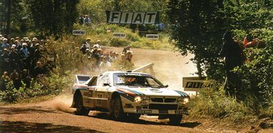 Henri Toivonen - Juha Piironen
34º 1000 Lakes Rally 1984. Lancia Rally 037 (TO W67776). Clasificado 3º.

Del 24 al 26 de Agosto, Jyväskylä, Finlandia.
Superficie: tierra.

El Rally tení­a un total de 1416.31 km de los que 460.96 km divididos en 51 tramos eran especiales. Una de ellas fue cancelada, SS2 Humalamaki de 3,69 Km.
Varios espectadores resultaron heridos en este accidente en el que estuvo involucrado el Vauxhall Chevette 2300 HSR (FER 688W) #48 de Julian Roderick - David Holmes.

Tomaron la salida 144 equipos, finalizaron 74.@
Palabras clave: Henri_Toivonen;Lancia;Rally;Grupo_B;Finlandia;1984