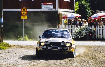 Hannu Mikkola - Arne Hertz
34º 1000 Lakes Rally 1984. Audi Quattro Sport S1 (IN-NT 2). Abandonó por la dirección del coche en SS25 Ouninpohja 2 de 24,55 Km.

Del 24 al 26 de Agosto, Jyväskylä, Finlandia.
Superficie: tierra.

El Rally tení­a un total de 1416.31 km de los que 460.96 km divididos en 51 tramos eran especiales. Una de ellas fue cancelada, SS2 Humalamaki de 3,69 Km.
Varios espectadores resultaron heridos en este accidente en el que estuvo involucrado el Vauxhall Chevette 2300 HSR (FER 688W) #48 de Julian Roderick - David Holmes.

Tomaron la salida 144 equipos, finalizaron 74.@
Palabras clave: ;Audi;Grupo_B;Quattro;Sport;Finlandia;1984