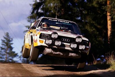 Hannu Mikkola - Arne Hertz
34º 1000 Lakes Rally 1984. Audi Quattro Sport S1 (IN-NT 2). Abandonó por la dirección del coche en SS25 Ouninpohja 2 de 24,55 Km.

Del 24 al 26 de Agosto, Jyväskylä, Finlandia.
Superficie: tierra.

El Rally tení­a un total de 1416.31 km de los que 460.96 km divididos en 51 tramos eran especiales. Una de ellas fue cancelada, SS2 Humalamaki de 3,69 Km.
Varios espectadores resultaron heridos en este accidente en el que estuvo involucrado el Vauxhall Chevette 2300 HSR (FER 688W) #48 de Julian Roderick - David Holmes.

Tomaron la salida 144 equipos, finalizaron 74.@
Palabras clave: ;Audi;Grupo_B;Quattro;Sport;Finlandia;1984;
