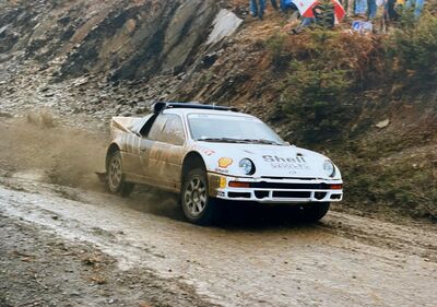 Stig Blomqvist - Bruno Berglund
22º Fram Filters Welsh International Rally 1986. Ford RS200 (C200 LWC). Abandonó por accidente.

Del 3 al 4 de Mayo, Cardiff, Gales, Reino Unido
Superficie: tierra - asfalto.

El Rally constaba de 38 tramos cronometrados, desconocemos la totalidad de kilómetros.

Tomaron la salida 124 equipos, finalizaron 67.@
Palabras clave: Stig_Blomqvist;Ford;RS200;Grupo_B;Welsh_Rally;1986