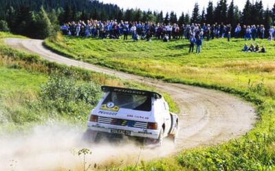Timo Salonen - Seppo Harjanne
35º 1000 Lakes Rally 1985. Peugeot 205 Turbo 16 E2 (704 EXC 75). Clasificado 1º.

Del 23 al 25 de Agosto, Jyväskylä, Finlandia.
Superficie: tierra.

El Rally tenía un total de 1418.00 km de los que 479.00 km divididos en 50 tramos eran especiales (1 de ellos fue cancelado SS10 Vaheri).

Se inscribieron 188 equipos, tomaron la salida 175, finalizaron 83.@
Palabras clave: Timo_Salonen;Seppo_Harjanne;Peugeot;Turbo;T16;Finlandia;Grupo_B;1985