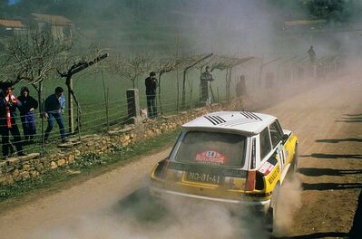 Joaquim Moutinho da Silva Santos - Edgar Fortes
20º Rallye de Portugal 1986. Renault 5 Turbo (NG-81-41). Clasificado 1º.

Del 5 al 8 de Marzo, Estoril, Portugal.
Superficie: asfalto - tierra.

El Rallye tenía un total de 2428.47 km de los que 703.50 km divididos en 48 tramos eran especiales.

Todos los equipos "top" abandonan la prueba a causa del fatal accidente de Joaquim Santos y su Ford RS200 donde fallecieron 3 personas y muchas otras resultaron heridas de mayor y menor gravedad.

Todos los pilotos estaban indignados con el comportamiento del público, irresponsable y peligroso.
Hay que decir que habí­a público de todas las nacionalidades, pasó en Portugal como podrí­a haber pasado en cualquier otro Rallye del sur de Europa.

Henri fue quien comunicó a la prensa la unánime decisión de los pilotos.

Nueve tramos especiales fueron cancelados.
Los tres primeros una vez comenzados, (anulando los tiempos de todos los que habían terminado el tramo), SS1 Lagoa Azul 1 de 5.00 km, donde sucedió el accidente, SS2 Peninha1 de 6.50 km, SS3 Sintra 1 de 10.50 km, SS4 Lagoa Azul 2 de 5.00 km, SS5 Peninha 2 de 6.50 km, SS6 Sintra 2 de 10.50 km, SS7 Lagoa Azul 3 de 5.00 km, SS8 Peninha 3 de 6.50 km, SS9 Sintra 3 de 10.50 km.

Tomaron la salida 111 equipos, finalizaron 35.
@
Palabras clave: Joaquim_Moutinho;Edgar_Fortes;Renault;Turbo;Grupo_B;PortugaL;1986