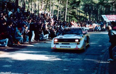 Walter Röhrl - Christian Geistdörfer
20º Rallye de Portugal - Vinho do Porto 1986. Audi Quattro Sport S1 E2 (IN-NR 43).

Todos los equipos "top" abandonan la prueba a causa del accidente de Joaquin Santos - Miguel Oliveira con su Ford RS200 el cual se estrella contra el público que abarrotaba las cunetas de los tramos por donde transcurría el Rallye. En el accidente fallecieron 3 espectadores y muchos otros sufrieron heridas de mayor y menor gravedad. Todos los pilotos estaban indignados con el comportamiento del público, irresponsable y peligroso.
Hay que decir que habí­a público de todas las nacionalidades, pasó en Portugal como podrí­a haber pasado en cualquier otro Rallye del sur de Europa.
Henri fue quien comunicó a la prensa la unánime decisión de los pilotos.

Del 5 al 8 de Marzo, Estoril, Portugal.
Superficie: asfalto - tierra.

El Rallye tenía un total de 2,428.47 km de los que 703.50 km divididos en 48 tramos eran especiales, (7 de ellos fueron cancelados a causa del accidente de Santos, SS3 Sintra 1 de 10.50 km donde sucedio el accidente, SS4 Lagoa Azul 2 de 5.00 km, SS5 Peninha 2 de 6.50 km, SS6 Sintra 2 de 10.50 km, SS7 Lagoa Azul 3 de 5.00 km, SS8 Peninha 3 de 6.50 km, SS9 Sintra 3 de 10.50 km.

Tomaron la salida 111 equipos, finalizaron 35.

© Gerardo Collazo
@
Palabras clave: Walter_Röhrl;Grupo_B;Audi;Quattro;Sport;Portugal;1986