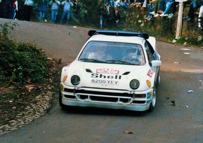 Stig Blomqvist - Bruno Berglund
20º Rallye de Portugal Vinho do Porto 1986. Ford RS200 (B200 YEV).

Todos los equipos "top" abandonan la prueba a causa del accidente de Joaquin Santos - Miguel Oliveira con su Ford RS200 el cual se estrella contra el público que abarrotaba las cunetas de los tramos por donde transcurría el Rallye. En el accidente fallecieron 3 espectadores y muchos otros sufrieron heridas de mayor y menor gravedad. Todos los pilotos estaban indignados con el comportamiento del público, irresponsable y peligroso.

Hay que decir que habí­a público de todas las nacionalidades, pasó en Portugal como podrí­a haber pasado en cualquier otro Rallye del sur de Europa.
Henri fue quien comunicó a la prensa la unánime decisión de los pilotos.

Del 5 al 8 de Marzo, Estoril, Portugal.
Superficie: asfalto - tierra.
El Rallye tenía un total de 2,428.47 km de los que 703.50 km divididos en 48 tramos eran especiales.
9 de ellos fueron cancelados, los dos primeros una vez ya comenzados, SS1 Lagoa Azul 1 de 5.00 km, donde sucedió el accidente, SS2 Peninha1 de 6.50 km (solo pasaron hasta el dorsal 14, el de Joaquim Santos era el dorsal 15), SS3 Sintra 1 de 10.50 km, SS4 Lagoa Azul 2 de 5.00 km, SS5 Peninha 2 de 6.50 km, SS6 Sintra 2 de 10.50 km, SS7 Lagoa Azul 3 de 5.00 km, SS8 Peninha 3 de 6.50 km, SS9 Sintra 3 de 10.50 km.
Tomaron la salida 111 equipos, finalizaron 35.
@
Palabras clave: Stig_Blomqvist;Ford;RS200;Grupo_B;Portugal;1986