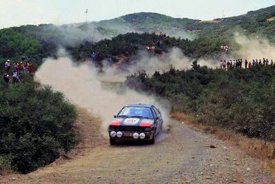 Michèle Mouton - Fabrizia Pons
28º Rally Acrópolis 1981. Audi Quattro (IN-NP 40).

Excluida por un sistema que se basaba en que los faros dobles que llevaban los Audi, en uno de ellos, sacaron el vidrio y colocaron una rejilla, así contra mas velocidad, mas aire entraba y mas aspiraba el turbo.

Se retiraron alegando un problema técnico en sus coches, para no ser así­ descalificados del Mundial.
De ésta rodaron cabezas como la de Walter Tresser que fue sustituido por el gran Roland Gumpert.

Del 1 al 4 de Junio, Atenas - Piraeus, Grecia.
Superficie: tierra.

El Rally tenía un total de 2,504.60 km de los que 995.59 km divididos en 57 tramos eran especiales, (2 de ellos fueron cancelados, SS4 Neos Prodromos de 33.02 km y SS35 Mandra de 7.91 km).

Se inscribieron 133 equipos, tomaron la salida 133, finalizaron 22.
@
Palabras clave: Michele_Mouton;Audi;Quattro;Grupo_B;Acropolis;Grecia;1981