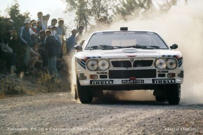Henri Toivonen - Juha Piironen
27º Rallye de San Remo 1985. Lancia Rally 037 (TO 09010D). Clasificado 3º.

Foto en Casciano, a unos 500 metros del final de SS26 Montepescini de 10.68 km.

Del 29 de Septiembre al 4 de Octubre, Sanremo, Liguria, Imperia, Italia.
Superficie: asfalto - tierra.

El Rally tenia un total de 2340 km de los que 696.90 km divididos en 45 tramos eran especiales.

Tomaron la salida 98 equipos, finalizaron 33.

© Marco Donati
En Casciano a unos 500 metros del final de SS26 Montepescini de 10.68 km.
@
Palabras clave: Henri_Toivonen;Juha_Piironen;Lancia;Grupo_B;Sanremo;1985