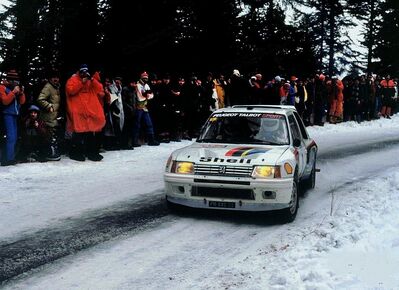 Ari Vatanen - Terry Harryman
53º Rallye Automobile de Monte-Carlo 1985. Peugeot 205 Turbo 16 (716 EXC 75). Clasificado 1º.
Peugeot Talbot Sport

Ari Penalizó 8 minutos en el C.H. de entrada al Parque cerrado de GAP por un error de su copiloto Terry Harryman.
Remontó esa diferencia y ganó la prueba con una ventaja de 5' y 17" sobre Walter Rohrl.

Ari salió con todo diciendo a Jean Todt:
"Vamos a ganar a pesar de todo"
Tramo a tramo fue limando tiempo a Walter, hasta el último, Col de Saint-Raphael.
Walter se la jugó montando slicks con ligero claveteado, Ari montó neumáticos de nieve.
En la helada Subida al Col Ari adelantó a un Audi al ralentí que poco traccionaba en el hielo.

Su jefe Jean Todt después de aquello dijo:
"Ningún piloto habí­a hecho tal hazaña. Sí­, de verdad era de los mejores. Desde aquel día yo estaba en deuda con él para toda la vida"

Del 26 de Enero al 1 de Febrero, Monte-Carlo.
Superficie: asfalto -nieve.

El Rally tenía un total de 3999.00 km de los que 851.10 km divididos en 34 tramos eran especiales, (1 de ellos fue cancelado SS17 ).

Tomaron la salida 117 equipos, finalizaron 68
@
Palabras clave: Peugeot;Grupo_B;Montecarlo;1985