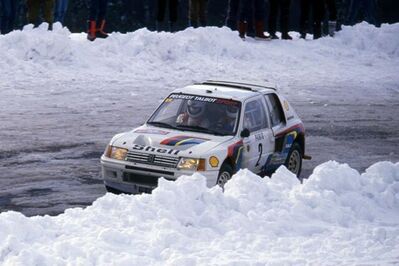 Ari Vatanen - Terry Harryman
53º Rallye Automobile de Monte-Carlo 1985. Peugeot 205 Turbo 16 (716 EXC 75). Clasificado 1º.
Peugeot Talbot Sport

Ari Penalizó 8 minutos en el C.H. de entrada al Parque cerrado de GAP por un error de su copiloto Terry Harryman.
Remontó esa diferencia y ganó la prueba con una ventaja de 5' y 17" sobre Walter Rohrl.

Ari salió con todo diciendo a Jean Todt:
"Vamos a ganar a pesar de todo"
Tramo a tramo fue limando tiempo a Walter, hasta el último, Col de Saint-Raphael.
Walter se la jugó montando slicks con ligero claveteado, Ari montó neumáticos de nieve.
En la helada Subida al Col Ari adelantó a un Audi al ralentí que poco traccionaba en el hielo.

Su jefe Jean Todt después de aquello dijo:
"Ningún piloto habí­a hecho tal hazaña. Sí­, de verdad era de los mejores. Desde aquel día yo estaba en deuda con él para toda la vida"

Del 26 de Enero al 1 de Febrero, Monte-Carlo.
Superficie: asfalto -nieve.

El Rally tenía un total de 3999.00 km de los que 851.10 km divididos en 34 tramos eran especiales, (1 de ellos fue cancelado SS17 ).

Tomaron la salida 117 equipos, finalizaron 68
@
Palabras clave: Peugeot;Turbo;Montecarlo;Grupo_B;1985;nieve