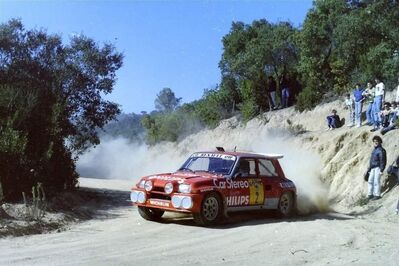 2º Rallye Camel - Lloret de Mar 1989
Campeonato de España de tierra 1989
Guillermo Barreras - Ramon Minguez
Renault 5 Maxiturbo 4x4. Clasificado 2º.

Existieron tres unidades con tracción total del Maxiturbo, basadas fundamentalmente en la primera que construyo Roussell en Francia. Esta unidad estaba auspiciada por la dirección de Renault, con ella Ragnotti triunfó en 1988 en las 24 horas de Chamonix, germen de lo que luego seria el trofeo Andros.
Con este Maxi 4x4, que monto Pouchelon de Bozian, luego Roussel lo usarà­a para correr en los rallycross de Francia.

La unidad de Guillermo Barreras, ex Carlos Sainz.

La unidad de Santiago Alvarez, ex Carlos Sainz (segunda unidad de Sainz).

La transformación se realizó en Canarias, con el asesoramiento de Roussel (preparador y piloto) y de Pouzelon de Renault Sport.

De alguna manera estas unidades estaban auspiciadas por Renault Sport, de cara según parece, al desarrollo de una unidad 4X4 para el futuro Gr.S.

Info.: http://davidmeanasportmaxi5turbo.blogspot.com
@
Palabras clave: ;Renault;Maxiturbo;Lloret;1989;