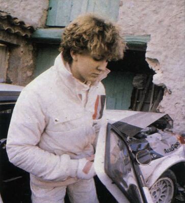 Fabrizia Pons
Copiloto de Michèle Mouton
50º Rallye Automobile de Monte-Carlo 1982. Audi Quattro (IN-ND 21). Abandonó por accidente en SS11 Pont des Miolans - St Auban 1 de 24,28 Km.

La Gendarmerie impidió pasar a los ouvreurs de Michèle desde éste pueblo hasta el final de tramo (unos 6 km), desviándolos a una ruta de acceso, por ser hora de cierre.
Con ello Michèle llegó a una placa de hielo negro completamente ciega.
Golpe duro y seco saldado con contusiones.

Del 16 al 22 de Enero, Monte Carlo.
Superficie: asfalto - nieve.

El Rally tenia un total de 4082.71 km de los que 747.81 km divididos en 32 tramos eran especiales, (2 de ellas fueron canceladas SS7 Trigance - Chateauvieux 1 de 28,53 Km y SS15 St Jean en Royans - La Chapelle en Vercors de 38,67 Km).

Se inscribieron 306 equipos, tomaron la salida 299, finalizaron 140.

[url=https://goo.gl/maps/dgqZ2p3L1g3f8HtZ7] Localización del lugar en Google Maps:[/url]
@
Palabras clave: Michele_Mouton;Audi;Quattro;Montecarlo;Crash;1982;Personajes