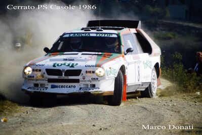 Dario Cerrato - Giuseppe Cerri
28º Rally Sanremo 1986. Lancia Delta S4 (TO 90679E). Clasificado 2º.

Equipo Peugeot descalificado
El tercer dí­a del Rally se examinó el Peugeot y se decreto que las aletas de la parte de abajo eran en realidad faldillas. Las faldillas habí­an sido prohibidas después del Córcega, y a pesar de que los coches habí­an pasado las verificaciones pre-rally, se excluyeron todos los Peugeot de inmediato. Peugeot llevó el asunto a la FISA en diciembre, y decidió que la exclusión era ilegal.

Todos los puntos del Rally para el Campeonato se anularon, por eso Sanremo de 1986 no pudo considerarse una prueba de WRC, y por eso Markku Alén fue Campeón del Mundo durante tan solo 10 dí­as.

Del 13 al 17 de Octubre, Sanremo, Imperia, Italia.
Superficie: asfalto - tierra.

El Rally tenía un total de 2148.69 Km de los que 532.60 Km divididos en 40 tramos eran especiales (2 de ellos fueron cancelados SS8 Santa Luce de 12.30 Km y SS22 La Sela 2 de 10.15 Km).

Tomaron la salida 118 equipos, finalizaron 38.

© Marco Donati
@
Palabras clave: ;Lancia;Delta;Sanremo;Grupo_B;1986
