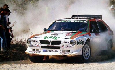 Dario Cerrato - Giuseppe Cerri
28º Rally Sanremo 1986. Lancia Delta S4 (TO 90679E). Clasificado 2º.

Equipo Peugeot descalificado
El tercer dí­a del Rally se examinó el Peugeot y se decreto que las aletas de la parte de abajo eran en realidad faldillas. Las faldillas habí­an sido prohibidas después del Córcega, y a pesar de que los coches habí­an pasado las verificaciones pre-rally, se excluyeron todos los Peugeot de inmediato. Peugeot llevó el asunto a la FISA en diciembre, y decidió que la exclusión era ilegal.

Todos los puntos del Rally para el Campeonato se anularon, por eso Sanremo de 1986 no pudo considerarse una prueba de WRC, y por eso Markku Alén fue Campeón del Mundo durante tan solo 10 dí­as.

Del 13 al 17 de Octubre, Sanremo, Imperia, Italia.
Superficie: asfalto - tierra.

El Rally tenía un total de 2148.69 Km de los que 532.60 Km divididos en 40 tramos eran especiales (2 de ellos fueron cancelados SS8 Santa Luce de 12.30 Km y SS22 La Sela 2 de 10.15 Km).

Tomaron la salida 118 equipos, finalizaron 38.
@
Palabras clave: ;Lancia;Delta;Sanremo;Grupo_B;1986