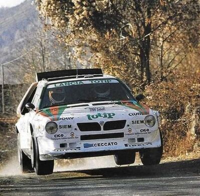 Dario Cerrato - Giuseppe Cerri
28º Rally Sanremo 1986. Lancia Delta S4 (TO 90679E). Clasificado 2º.

Equipo Peugeot descalificado
El tercer dí­a del Rally se examinó el Peugeot y se decreto que las aletas de la parte de abajo eran en realidad faldillas. Las faldillas habí­an sido prohibidas después del Córcega, y a pesar de que los coches habí­an pasado las verificaciones pre-rally, se excluyeron todos los Peugeot de inmediato. Peugeot llevó el asunto a la FISA en diciembre, y decidió que la exclusión era ilegal.

Todos los puntos del Rally para el Campeonato se anularon, por eso Sanremo de 1986 no pudo considerarse una prueba de WRC, y por eso Markku Alén fue Campeón del Mundo durante tan solo 10 dí­as.

Del 13 al 17 de Octubre, Sanremo, Imperia, Italia.
Superficie: asfalto - tierra.

El Rally tenía un total de 2148.69 Km de los que 532.60 Km divididos en 40 tramos eran especiales (2 de ellos fueron cancelados SS8 Santa Luce de 12.30 Km y SS22 La Sela 2 de 10.15 Km).

Tomaron la salida 118 equipos, finalizaron 38.
@
Palabras clave: ;Lancia;Delta;Sanremo;Grupo_B;1986