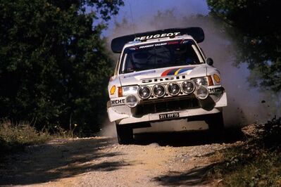 28º Rally Sanremo 1986
Peugeot 205 Turbo 16 E2 (311 FPF 75) con dorsal 0 de Ari Vatanen.

Primera aparición de Ari Vatanen después del grave accidente sufrido en el 5º Marlboro Rally de Argentina 1985.

".... í­bamos lí­deres, cuando tuvimos un brutal accidente, en un terreno muy muy duro, venía a fondo y al pasar por el lecho de un vado cubierto de lodo y escarcha, las ruedas posteriores dieron contra el suelo del vado, salimos volando y nos despeñamos monte abajo, el coche se incendio, y hasta mi casco salio de mi cabeza siendo encontrado un dí­a después por gente local. Por eso cuando estoy en casa y saludo a mi mujer, pienso lo afortunado que fui........"
Ari Vatanen

Equipo Peugeot descalificado
El tercer dí­a del Rally se examinó el Peugeot y se decreto que las aletas de la parte de abajo eran en realidad faldillas. Las faldillas habí­an sido prohibidas después del Córcega, y a pesar de que los coches habí­an pasado las verificaciones pre-rally, se excluyeron todos los Peugeot de inmediato. Peugeot llevó el asunto a la FISA en diciembre, y decidió que la exclusión era ilegal.

Todos los puntos del Rally para el Campeonato se anularon, por eso Sanremo de 1986 no pudo considerarse una prueba de WRC, y por eso Markku Alén fue Campeón del Mundo durante tan solo 10 dí­as.

Del 13 al 17 de Octubre, Sanremo, Imperia, Italia.
Superficie: asfalto - tierra.

El Rally tenía un total de 2148.69 Km de los que 532.60 Km divididos en 40 tramos eran especiales (2 de ellos fueron cancelados SS8 Santa Luce de 12.30 Km y SS22 La Sela 2 de 10.15 Km).

Tomaron la salida 118 equipos, finalizaron 38.
@
Palabras clave: ;Peugeot;Turbo;Grupo_B;Sanremo;1986