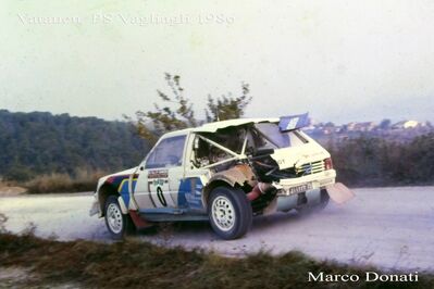 28º Rally Sanremo 1986
Peugeot 205 Turbo 16 E2 (311 FPF 75) con dorsal 0 de Ari Vatanen.
Foto en SS27 Vagliagli de 7.73 km.

Primera aparición de Ari Vatanen después del grave accidente sufrido en el 5º Marlboro Rally de Argentina 1985.

".... í­bamos lí­deres, cuando tuvimos un brutal accidente, en un terreno muy muy duro, venía a fondo y al pasar por el lecho de un vado cubierto de lodo y escarcha, las ruedas posteriores dieron contra el suelo del vado, salimos volando y nos despeñamos monte abajo, el coche se incendio, y hasta mi casco salio de mi cabeza siendo encontrado un dí­a después por gente local. Por eso cuando estoy en casa y saludo a mi mujer, pienso lo afortunado que fui........"
Ari Vatanen

Equipo Peugeot descalificado
El tercer dí­a del Rally se examinó el Peugeot y se decreto que las aletas de la parte de abajo eran en realidad faldillas. Las faldillas habí­an sido prohibidas después del Córcega, y a pesar de que los coches habí­an pasado las verificaciones pre-rally, se excluyeron todos los Peugeot de inmediato. Peugeot llevó el asunto a la FISA en diciembre, y decidió que la exclusión era ilegal.

Todos los puntos del Rally para el Campeonato se anularon, por eso Sanremo de 1986 no pudo considerarse una prueba de WRC, y por eso Markku Alén fue Campeón del Mundo durante tan solo 10 dí­as.

Del 13 al 17 de Octubre, Sanremo, Imperia, Italia.
Superficie: asfalto - tierra.

El Rally tenía un total de 2148.69 Km de los que 532.60 Km divididos en 40 tramos eran especiales (2 de ellos fueron cancelados SS8 Santa Luce de 12.30 Km y SS22 La Sela 2 de 10.15 Km).

Tomaron la salida 118 equipos, finalizaron 38.

© Marco Donati
@
Palabras clave: ;Peugeot;Turbo;Grupo_B;Sanremo;1986