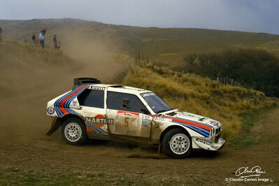 Massimo "Miki" Biasion - Tiziano Siviero
6º Marlboro Rally de Argentina 1986. Lancia Delta S4 (TO 73073E). Clasificado 1º.

Del 6 al 9 de Agosto, Buenos Aires - Cordoba, Argentina.
Superficie: tierra.

El Rally tenia un total de 2072.00 km de los que 624.35 km divididos en 27 tramos eran especiales, (una de ellas fue cancelada SS19 Tanti - Cuchilla Nevada de 30.59 km).

Tomaron la salida 150 equipos, finalizaron 50.

© Claudio Cavion
@@
Palabras clave: Miki_Biasion;Lancia;Delta;Argentina;Grupo_B;1986