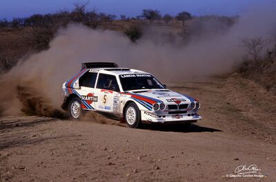 Massimo "Miki" Biasion - Tiziano Siviero
6º Marlboro Rally de Argentina 1986. Lancia Delta S4 (TO 73073E). Clasificado 1º.

Del 6 al 9 de Agosto, Buenos Aires - Cordoba, Argentina.
Superficie: tierra.

El Rally tenia un total de 2072.00 km de los que 624.35 km divididos en 27 tramos eran especiales, (una de ellas fue cancelada SS19 Tanti - Cuchilla Nevada de 30.59 km).

Tomaron la salida 150 equipos, finalizaron 50.

© Claudio Cavion
@@
Palabras clave: Miki_Biasion;Lancia;Delta;Argentina;Grupo_B;1986
