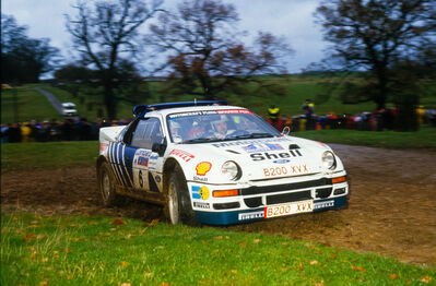 Karl-Erik (Kalle) Grundel - Benny Melander
35º Lombard RAC Rally 1986. Ford RS200 (B200 XVX). Clasificado 5º.

Del 16 al 19 de Noviembre, Bath, Inglaterra.
Superficie: Tierra.

El Rally un total de 2537.93 km de los que 515.04 km divididos en 45 tramos eran especiales.

Tomaron la salida 149 equipos, finalizaron 83.@
Palabras clave: Kalle_Grundel;Ford;RS200;Gran_Bretaña;1986;Grupo_B;Inglaterra