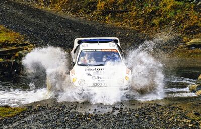 Karl-Erik (Kalle) Grundel - Benny Melander
35º Lombard RAC Rally 1986. Ford RS200 (B200 XVX). Clasificado 5º.

Del 16 al 19 de Noviembre, Bath, Inglaterra.
Superficie: Tierra.

El Rally un total de 2537.93 km de los que 515.04 km divididos en 45 tramos eran especiales.

Tomaron la salida 149 equipos, finalizaron 83.@
Palabras clave: Kalle_Grundel;Ford;RS200;Gran_Bretaña;1986;Grupo_B;Inglaterra