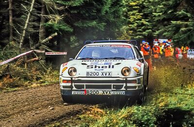 Karl-Erik (Kalle) Grundel - Benny Melander
35º Lombard RAC Rally 1986. Ford RS200 (B200 XVX). Clasificado 5º.

Del 16 al 19 de Noviembre, Bath, Inglaterra.
Superficie: Tierra.

El Rally un total de 2537.93 km de los que 515.04 km divididos en 45 tramos eran especiales.

Tomaron la salida 149 equipos, finalizaron 83.@
Palabras clave: Kalle_Grundel;Ford;RS200;Gran_Bretaña;1986;Grupo_B;Inglaterra