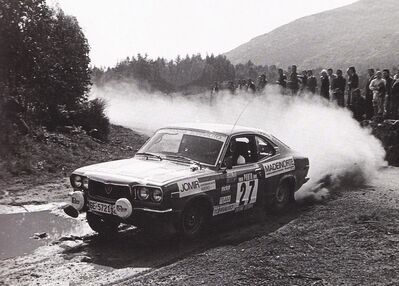 Carlos Torres - Augusto Roxo
10º Rallye de Portugal Vinho do Porto 1976. Mazda RX-3 (GE-5721-Z). Clasificado 10º.

Del 10 al 14 de Marzo, Estoril, Cascais, Lisboa, Portugal.
Superficie: asfalto - tierra.

El Rally tenia un total de 2087.90 Km de los que 468.70 divididos en 39 tramos, eran especiales, (2 de ellas fueron canceladas SS23 de Gouveia 22.60 km y SS24 Manteigas de 10.70 Km).

Tomaron la salida 59 equipos, finalizaron 21.@
Palabras clave: Mazda;RX-3;Portugal;1976