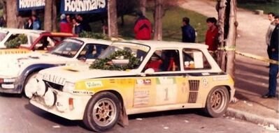 Carlos Sainz - Antonio Boto
1º Rallye Valeo 1984. Renault 5 Turbo Tour de Corse (VA-5060-I). Clasificado 1º.

Del 1 al 2 de Diciembre, Madrid.
Superficie: asfalto.

El Rally constaba de 18 tramos cronometrados, desconocemos los kilómetros tanto cronometrados como totales de la prueba.

Tomaron la salida 105 equipos, finalizaron 71.@
Palabras clave: Carlos_Sainz;Valeo;Madrid;España;Spain;Grupo_B;1984;Renault;Turbo