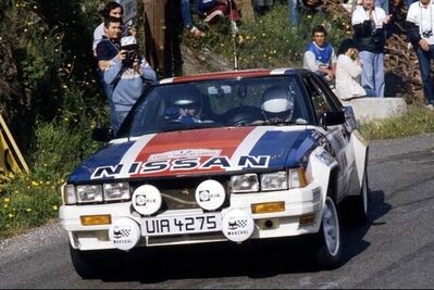 Anthony (Tony) Pond - Rob Arthur
27º Tour de Corse - Rallye de France 1983. Nissan 240RS (UIA 4275). Clasificado 6º.

Del 5 al 7 de Mayo, Ajaccio, Córcega, Francia.
Superficie: asfalto.

El Rally tenia un total de 1715.10 km de los que 1066.10 km divididos en 32 tramos eran especiales.

Tomaron la salida 178 equipos, finalizaron 57.@
Palabras clave: Tony_Pond;Nissan;Grupo_B;Corse;Corcega;1983